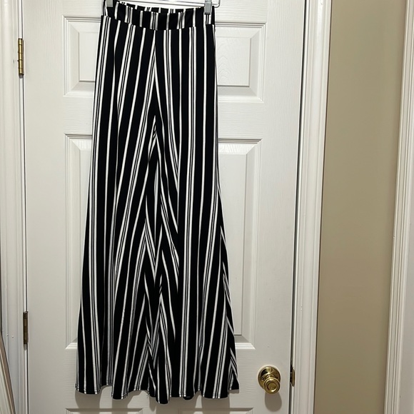 AKIRA Pants - 💜SOLD 💜 Wide leg black and white pants